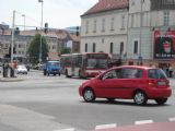 Křižovatka v centru Mariboru mezi  železničním a autobusovým nádražím s typickým vozidlem MHD. 6.7.2010 © Peter Žídek