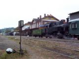 30.08.2003 - Trutnov hl.n.: 310.0134 pro vlak do Královce a Malých Svatoňovic a 423.009 pro vlak do Teplic nad Metují se připravují © PhDr. Zbyněk Zlinský