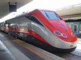 Hlava jednotky ETR 500 v barvách Frecciarossa během zastávky na trase Salerno- Milano. 8.7.2010 © Jan Přikryl