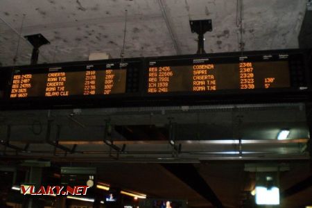 Příjezdová tabule stanice Napoli Centrale 2,5 hodiny po ukončení stávky- 200 minut zpoždění nic výjimečného. 9.7.2010 © Jan Přikryl