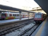 Srovnání jednotek řady ETR 220 (vlevo) a ETR 221 (vpravo) ve stanici Napoli-Porta Nolana. 10.7.2010 © Jan Přikryl
