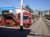 Na kusých kolejích stanice Poggiomarino stojí jednotky řady ETR 220 (vlevo) a ETR 221 (vpravo) na vlacích do Neapole přes Pompeje. 10.7.2010 © Jan Přikryl