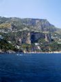 Svahy v okolí Amalfi jsou poseté různýcmi skalními útvary včetně jeskyň. 10.7.2010 © Jan Přikryl