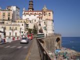 Autobus Fiat/Orlandi opouští centrum Atrani na lince z Amalfi do Salerna. 10.7.2010 © Jan Přikryl