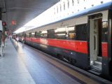 Vložený vůz 2. třídy jednotky řady ETR 500 v barvách Frecciarossa během pobytu ve stanici Roma Termini. 11.7.2010 © Jan Přikryl