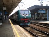 Osobní vlak z Domodossoly do Milana, složený z vozů typu MDVC, právě přijel do stanice Gallarate. 11.7.2010 © Jan