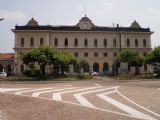 Monumentální staniční budova v Luinu z přednádražního prostoru. 11.7.2010 © Jan Přikryl