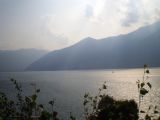 Pohled na Lago maggiore v místě, kde trať z Luina do Bellinzony opouští italské území. 11.7.2010 © Jan Přikryl