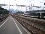 Do stanice Arth-Goldau přijíždí jednotka řady RABDe 500 SBB z Lugana, v pozadí poslední vůz IR Locarno- Basel. 11.7.2010 © Jan Přikryl