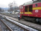 12.02.2011 - Frenštát p.R.: Karel na nás čeká u 750.308-9 v čele našeho dalšího vlaku, Os 3119 směr Ostrava hl.n. © PhDr. Zbyněk Zlinský