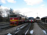 12.02.2011 - Frenštát p.R.: 750.308-9 v čele Os 3119 směr Ostrava hl.n., 810.015-8 na Os 3167 z Val.Meziříčí a 754.039-6 se soupravou pro Os 3121 © PhDr. Zbyněk Zlinský