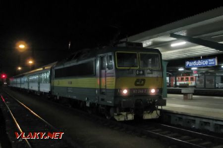 12.02.2011 - Pardubice hl.n.: 163.244-7 v čele Os 6214 Pardubice hl.n. - Jaroměř © PhDr. Zbyněk Zlinský