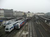 17.02.2011 - Praha Masarykovo n.: odstavené jednotky 471.011-7, 471.014-1, 471.034-9/971.016-3 a 471.043-0 a stanice z estakády Severojižní magistrály © PhDr. Zbyněk Zlinský