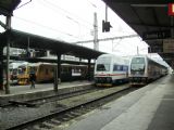 17.02.2011 - Praha Masarykovo n.: nástupiště od staniční budovy, v popředí 471.045-5 jako Os 9407 do Milovic a 471.017-4 jako Os 9367 do Českého Brodu © PhDr. Zbyněk Zlinský