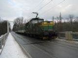 27.11.2010 - Bechyně: souprava 113.002-0 + BDs 82-40 328-2 + Bt 21-17 004-2 jako Os 28413 do Tábora přejíždí Duhový most © PhDr. Zbyněk Zlinský