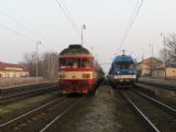 15.03.2011 - Pardubice-Rosice n.L.: 854.012-2 přijíždí s R 1213  do Jihlavy na konci R 982 Pardubice hl.n. - Liberec a 843.016-7 v čele R 981 Liberec - Pardubice hl.n. © PhDr. Zbyněk Zlinský