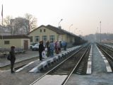 15.03.2011 - Chrudim: cestující čekají na protijedoucí Os 5336 Hlinsko v Čechách - Pardubice hl.n., který se objevil na obzoru © PhDr. Zbyněk Zlinský