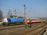 15.03.2011 - Jihlava: 714.222-7 se soupravou vozů řady 050 čeká na další výkon © PhDr. Zbyněk Zlinský