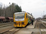 15.03.2011 - Žďárec u Sk.: 814.137-6/914.137-5 jako Os 5331 Pardubice-Rosice n.L. - Hlinsko v Č. a jeho vlakvedoucí © PhDr. Zbyněk Zlinský