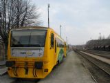 15.03.2011 - Žďárec u Sk.: 814.074-1/914.074-0 jako Os 5306 Havl. Brod - Pardubice hl.n., v pozadí mizející R 1211 © PhDr. Zbyněk Zlinský