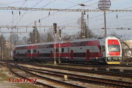 Nová technika pod charakteristickými „lízatkami“ opúšťa stanicu Trenčín smerom do Zlatoviec, 24.3.2011 © Ing. Marko Engler