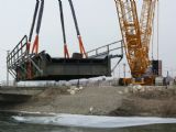 Ako prvá sa s ľahkosťou vznášala menšia mostná konštrukcia, 23.2.2011 © Martin Balkovský
