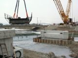Ako prvá sa s ľahkosťou vznášala menšia mostná konštrukcia, 23.2.2011 © Martin Balkovský