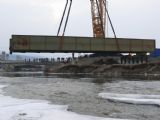 Vyše 100-tonová konštrukcia sa už presúva nad hladinou Hornádu k obnoveným podperám, 23.2.2011 © Martin Balkovský