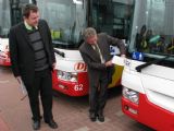 04.04.2011 - THD Hradec Králové: ředitel DPHK Ing. Miloslav Kulich odkrývá jméno vozu č. 61 - ''Rákosníček'' © PhDr. Zbyněk Zlinský