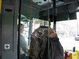 04.04.2011 - Hradec Králové: řidič vozu č. 71 je zpovídán při průjezdu Ulrichovým náměstím © PhDr. Zbyněk Zlinský