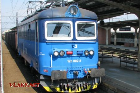 23.04.2011 - Olomouc hl.n.: 123.002-8 při souběžné jízdě s naším R 707 © PhDr. Zbyněk Zlinský