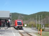 Vlak z Katzhütte do Rottenbachu přijíždí do Obstfelderschmiede. © Tomáš Kraus, 2.4.2011