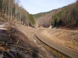 Zářez, kterým stoupá trať z Gehlbergu k Brandleitetunnelu. © Jan Přikryl, 3.4.2011