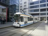 Tramvaj stojí na konečné zastávce Ernst-Abbe-Platz na nádvoří univerzity v Jeně. © Jiří Mazal, 3.4.2011