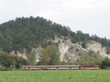 Osobný vlak schádza z Bukovej k Trstínu... 15.9.2010 © Marko