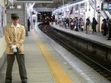 26.10.2010 - Yamato-Saidaiji Station na Kinki Nippon Line. Nastupuje sa z obidvoch strán © Ľubomír Chrenko