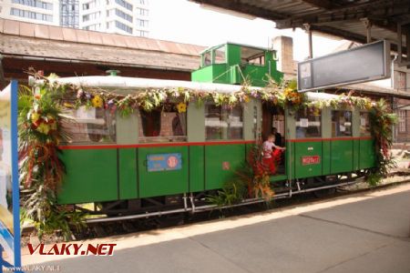 29.04.2011 - Olomouc hl.n.: nazdobený věžák M120.417 zve na výstavu květin Flóra © Radek Hořínek