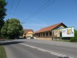 07.05.2011 - Hradec Král.-Sl. Před.: opravená staniční budova a bývalé skladiště (dnes prodejna pracovních oděvů) z ulice Lipové © PhDr. Zbyněk Zlinský