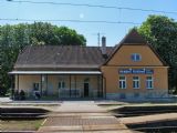 07.05.2011 - Hradec Král.-Sl. Před.: čelní pohled na staniční budovu z kolejiště © PhDr. Zbyněk Zlinský