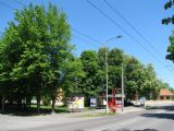 07.05.2011 - Hradec Král.-Sl. Před.: nádraží není z konce třídy SNP v zeleni ani vidět © PhDr. Zbyněk Zlinský