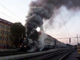 02.10.2004 - Hradec Králové hl.n.: ''šlechtična'' 475.101 v čele zvláštního vlaku do Slatiňan © PhDr. Zbyněk Zlinský