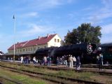 02.10.2004 - Chrudim: ''šlechtična'' 475.101 v čele zvl. vlaku do Holic © PhDr. Zbyněk Zlinský