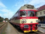 02.10.2004 - Chrudim: ''editovaná hydra'' 854.015-5 v čele Os 5305 Pardubice - Havl. Brod © PhDr. Zbyněk Zlinský