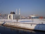 Sarajevo: mešita Istiklal a bývalý olympijský bazén mezi sídlišti Otoka a Alipašino Polje (v pozadí). 8.3.2011 © Jan Přikryl