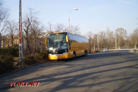 Budapešť: autobus společnosti Student Agency stojí v parku na Népligetu před odjezdem do Prahy. 12.3.2011 © Jan Přikryl