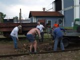 Nakladanie ďalšieho ''materiálu'', Karel v pozadí propagačne drží lopatu, © Radovan Plevko (doplnené o 11:15 hod.)