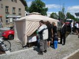 24.06.2011 - Chotěboř: městský stánek se suvenýry, v pozadí autobus Škoda 706 RTO MTZ č. 28 © PhDr. Zbyněk Zlinský