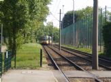 Karlsruhe: Čtvrtstoletá tramvaj typu GT8-80C společnosti AVG přijíždí na lince S2 z centra do zastávky Thomas Mann Strasse. 25.4.2011 © Jan Přikryl