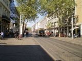 Karlsruhe: Nízkopodlažní tramvaj typu GT6-70D/N projíždí centrální zastávkou Marktplatz na pěší zóně Kaiserstrasse. 25.4.2011 © Jan Přikryl