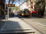 Karlsruhe: Tříčlánková jednotka S-Bahnu míjí zastávku Europaplatz na pěší zóně Kaiserstrasse. 25.4.2011 © Jan Přikryl